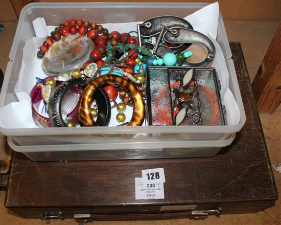 Quantity of costume jewellery